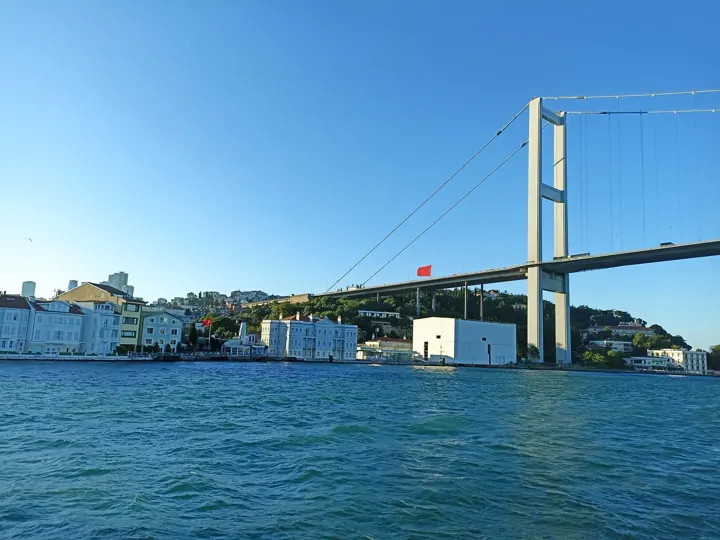 Yattan görülen Boğaz köprüsü ve kıyıdaki yapılar