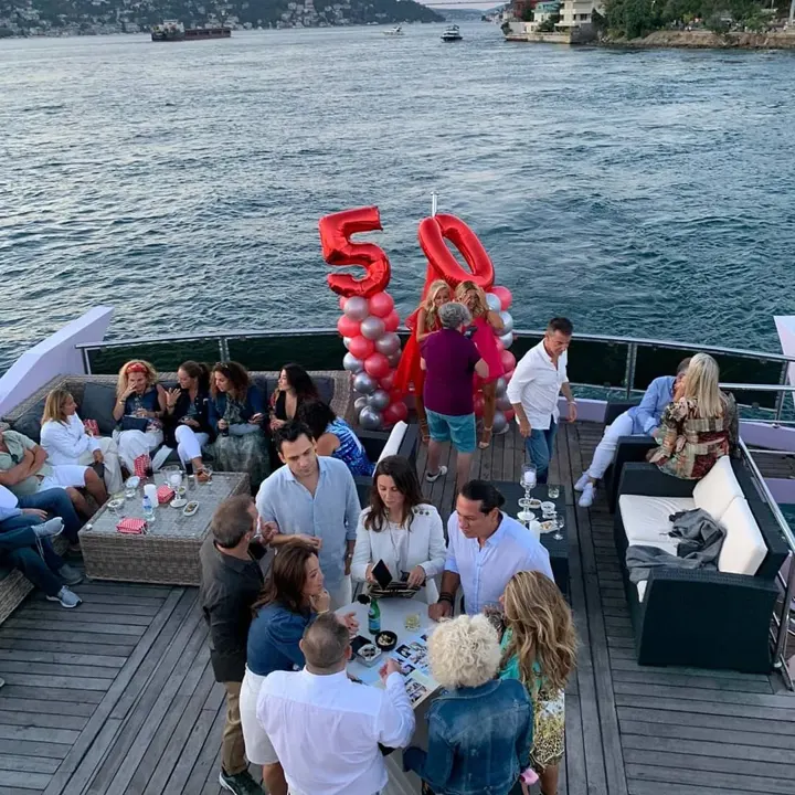 Yatta 50. yaş doğum günü balonları ve misafirler