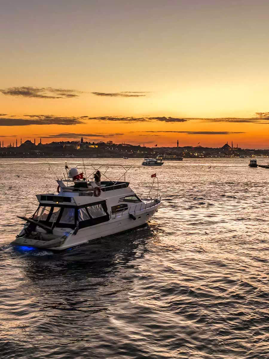 Bosphorus-Yacht-Cruise-4 Boğaz'da İş Yemeği - "Başarının Sularındaki Buluşma" - Görsel 7