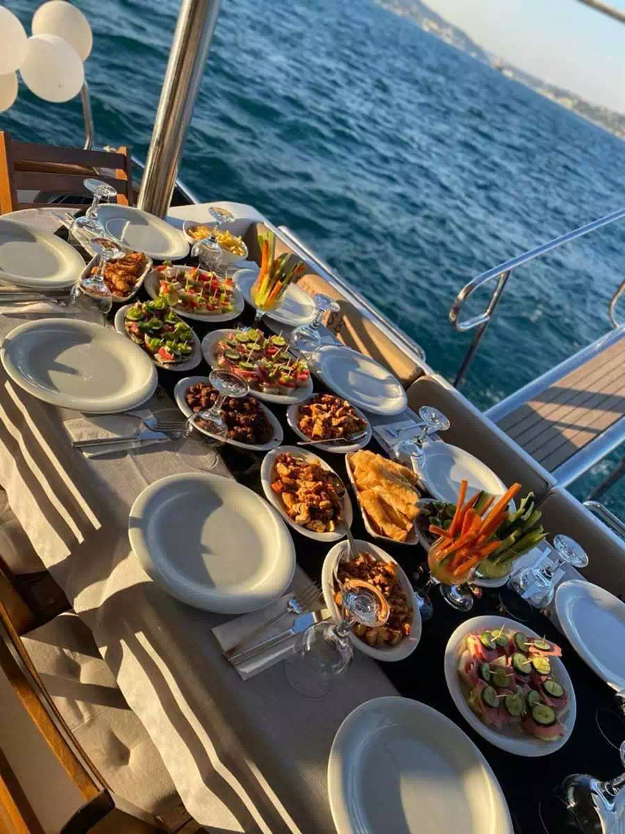 Bosphorus-Yacht-Cruise-6 Boğaz'da İş Yemeği - "Başarının Sularındaki Buluşma" - Görsel 2